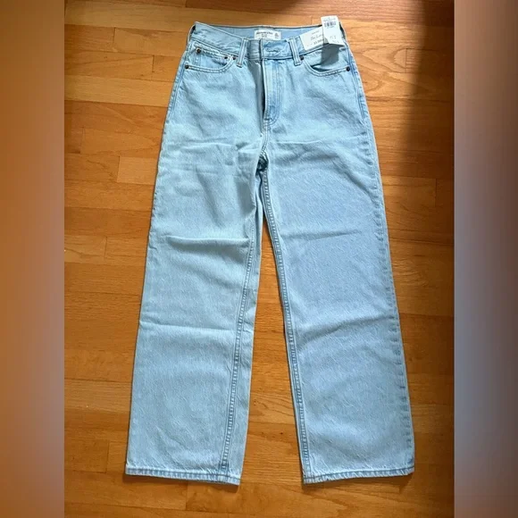 NWT Abercrombie and fitch high rise loose jean size 23 petite (Extra short) - Picture 3 of 4
